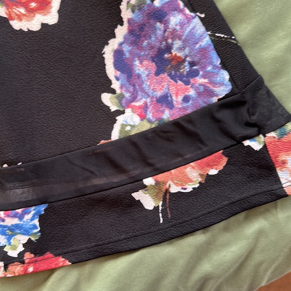 Beautiful knee length floral skirt - Picture 2 of 4